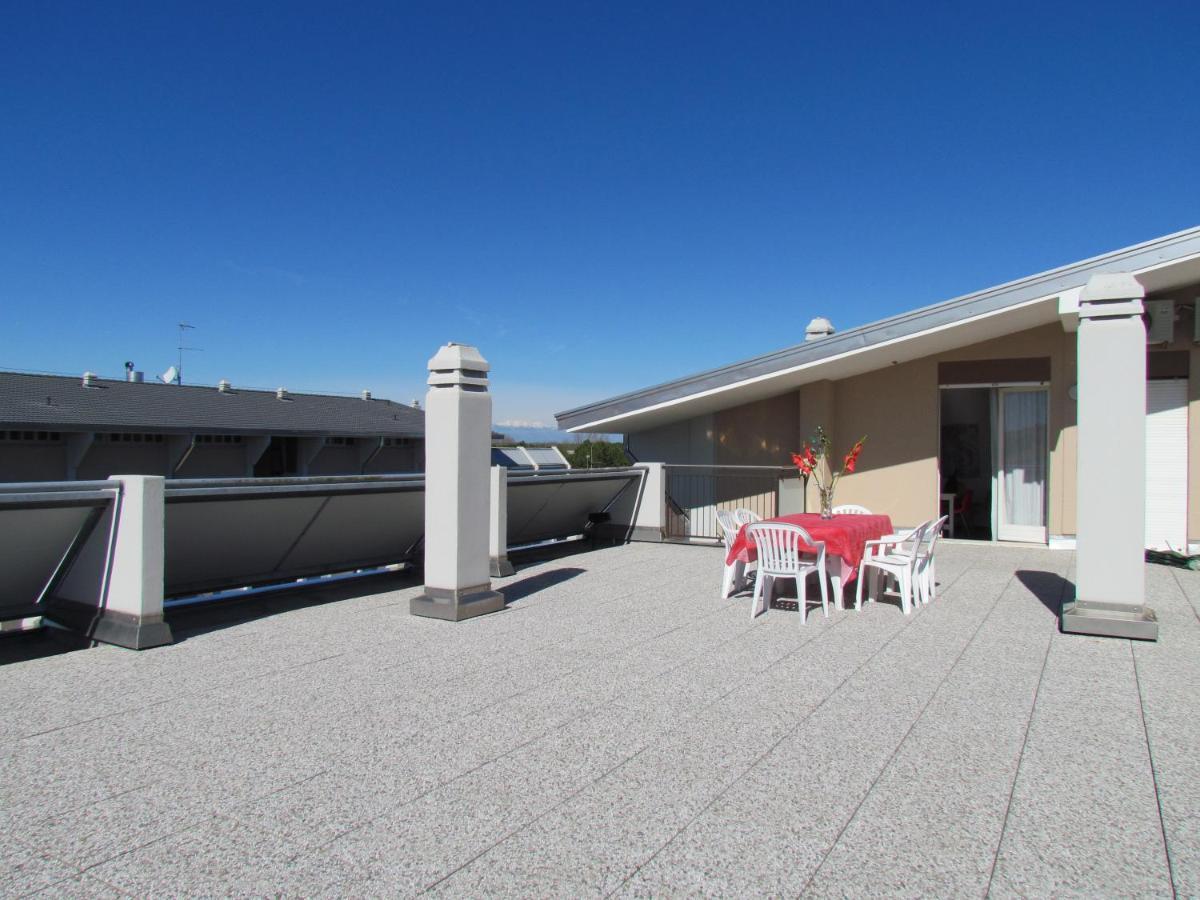 Colorful Attic With Large Terrace - Beahost Apartment Bibione Exterior photo